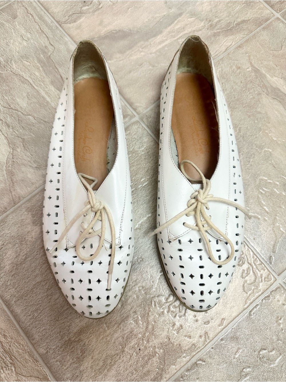 VTG Karen Scott White Perforated Leather Tie-Front Flats